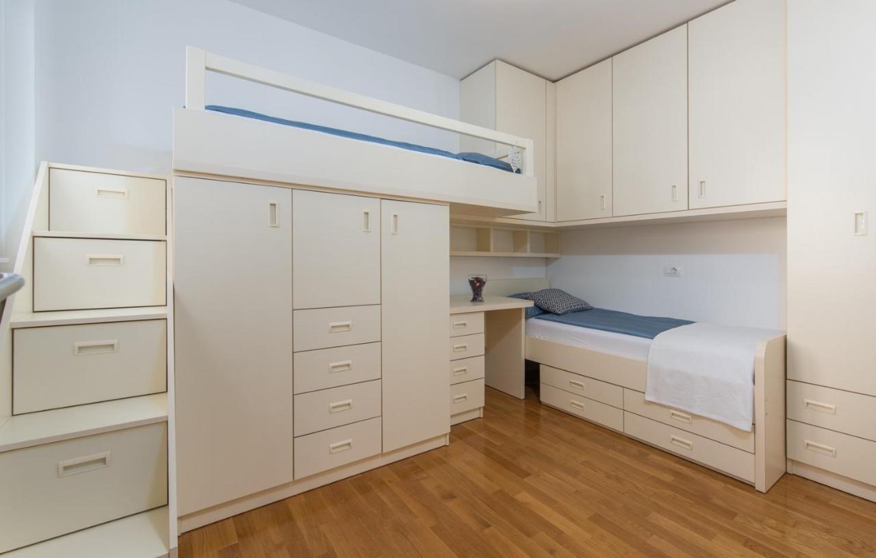 Apartment Melarnian Near The Beach In Umag Exterior photo